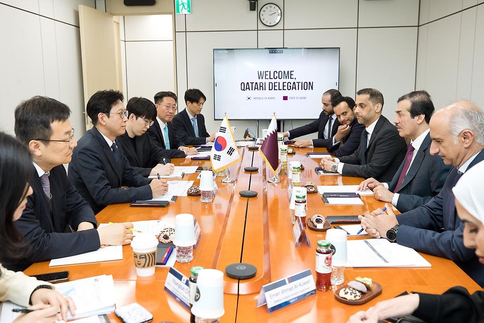 배경훈 부총리 겸 과학기술정보통신부 장관이 4월 30일 서울 종로구 정부서울청사에서 아흐메드 빈 모하메드 알-사예드(Ahmed bin Mohammed Al-Sayed) 카타르 통상담당 국무장관을 만나 인공지능 분야 협력 확대방안을 논의하고 있다.