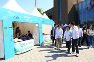 송미령 농림축산식품부 장관이 5월 1일 중소벤처기업부 한성숙 장관과 함께 생산자와 소비자가 상생하는 '동행축제(4.11~5.10, 안성 스타필드)' 행사장을 방문하고 있다.