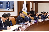 배경훈 부총리 겸 과학기술정보통신부 장관이 4월 30일 서울 종로구 정부서울청사 본관 영상회의실에서 '제8회 과학기술관계장관회의' 를 주재하고 있다.