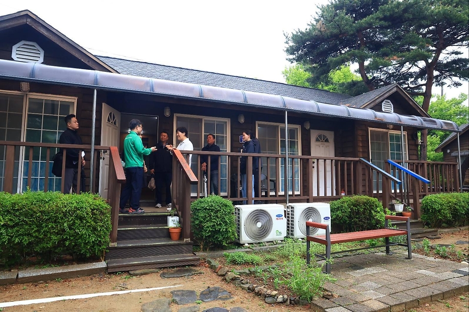 송미령 농림축산식품부 장관이 5월 3일 산림청장과 함께 동서트레일 12구간 노선관리 상태와 편의시설 등 점검 및 12구간의 출발점인 농촌체험휴양마을 오서산상담마을 체험프로그램과 숙박시설 등을 점검하고 있다.
