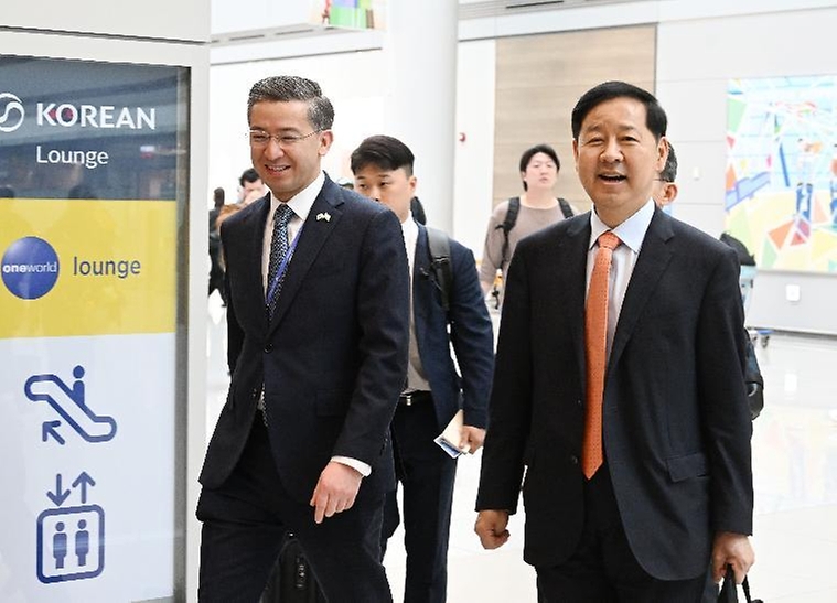 구윤철 부총리 겸 재정경제부 장관이 5월 2일 '한중일 재무장관회의, ASEAN+3 재무장관회의 및 아시아개발은행(ADB) 연차총회'에 참석하기 위해 인천공항을 통해 우즈벡으로 출국하고 있다.