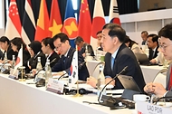 한.중.일 재무장관회의 및 아시아개발은행(ADB) 연차총회 참석차 우즈베키스탄 사마라칸트를 방문중인 구윤철 부총리 겸 재정경제부 장관이 5월 3일(현지 시간) 실크로드호텔에서 열린 '아세안+3 재정정책회의'에 참석, 선도 발언을 하고 있다.