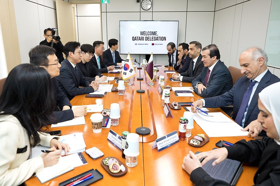 배경훈 부총리 겸 과학기술정보통신부 장관이 4월 30일 서울 종로구 정부서울청사에서 아흐메드 빈 모하메드 알-사예드(Ahmed bin Mohammed Al-Sayed) 카타르 통상담당 국무장관을 만나 인공지능 분야 협력 확대방안을 논의하고 있다.