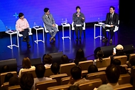 고용노동부가 노동절을 하루 앞둔 4월 30일 서울 마포구 구름아래 소극장에서 '일과 삶을 이야기하다' 토크콘서트를 개최했다. 이번 행사는 올해부터 5월 1일 명칭이 기존 '근로자의 날'에서 노동절로 변경되고, 법정공휴일로 지정된 것을 기념하기 위한 전야제 형식으로 마련됐다.