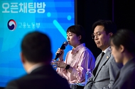 고용노동부가 노동절을 하루 앞둔 4월 30일 서울 마포구 구름아래 소극장에서 '일과 삶을 이야기하다' 토크콘서트를 개최했다. 이번 행사는 올해부터 5월 1일 명칭이 기존 '근로자의 날'에서 노동절로 변경되고, 법정공휴일로 지정된 것을 기념하기 위한 전야제 형식으로 마련됐다.