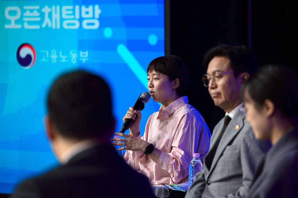 고용노동부가 노동절을 하루 앞둔 4월 30일 서울 마포구 구름아래 소극장에서 '일과 삶을 이야기하다' 토크콘서트를 개최했다. 이번 행사는 올해부터 5월 1일 명칭이 기존 '근로자의 날'에서 노동절로 변경되고, 법정공휴일로 지정된 것을 기념하기 위한 전야제 형식으로 마련됐다.