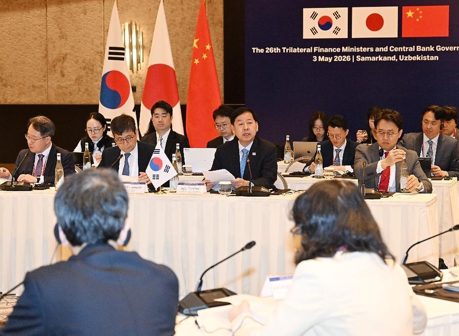 ASEAN+3 재무장관회의 및 아시아개발은행(ADB) 연차총회 참석차 우즈베키스탄 사마라칸트를 방문중인 구윤철 부총리 겸 재정경제부 장관이 5월 3일(현지 시간) 힐튼호텔에서 열린 '한·중·일 재무장관회의'에 참석, 개회사 및 모두발언을 하고 있다.