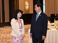 ASEAN+3 재무장관회의 및 아시아개발은행(ADB) 연차총회 참석차 우즈베키스탄 사마라칸트를 방문중인 구윤철 부총리 겸 재정경제부 장관이 5월 3일(현지 시간) 힐튼호텔에서 열린 '한·중·일 재무장관회의' 회의 시작에 앞서 각국 대표간 사전환담을 하고 있다.