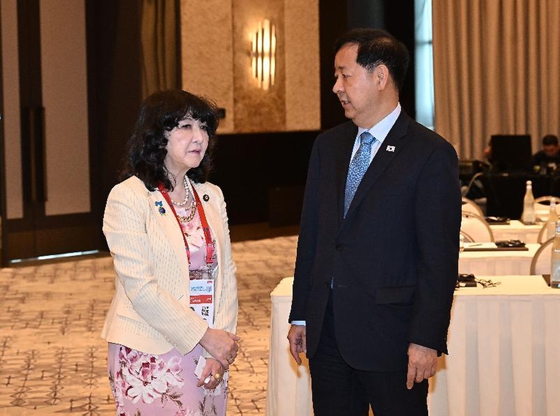 ASEAN+3 재무장관회의 및 아시아개발은행(ADB) 연차총회 참석차 우즈베키스탄 사마라칸트를 방문중인 구윤철 부총리 겸 재정경제부 장관이 5월 3일(현지 시간) 힐튼호텔에서 열린 '한·중·일 재무장관회의' 회의 시작에 앞서 각국 대표간 사전환담을 하고 있다.