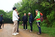 송미령 농림축산식품부 장관이 5월 3일 산림청장과 함께 동서트레일 12구간 노선관리 상태와 편의시설 등 점검 및 12구간의 출발점인 농촌체험휴양마을 오서산상담마을 체험프로그램과 숙박시설 등을 점검하고 있다.