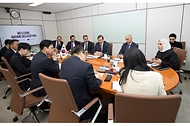 배경훈 부총리 겸 과학기술정보통신부 장관이 4월 30일 서울 종로구 정부서울청사에서 아흐메드 빈 모하메드 알-사예드(Ahmed bin Mohammed Al-Sayed) 카타르 통상담당 국무장관을 만나 인공지능 분야 협력 확대방안을 논의하고 있다.