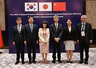  ASEAN+3 재무장관회의 및 아시아개발은행(ADB) 연차총회 참석차 우즈베키스탄 사마라칸트를 방문중인 구윤철 부총리 겸 재정경제부 장관이 5월 3일(현지 시간) 힐튼호텔에서 열린 '한·중·일 재무장관회의' 회의 시작에 앞서 각국 대표와 기념사진을 찍고 있다.