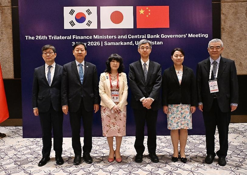  ASEAN+3 재무장관회의 및 아시아개발은행(ADB) 연차총회 참석차 우즈베키스탄 사마라칸트를 방문중인 구윤철 부총리 겸 재정경제부 장관이 5월 3일(현지 시간) 힐튼호텔에서 열린 '한·중·일 재무장관회의' 회의 시작에 앞서 각국 대표와 기념사진을 찍고 있다.
