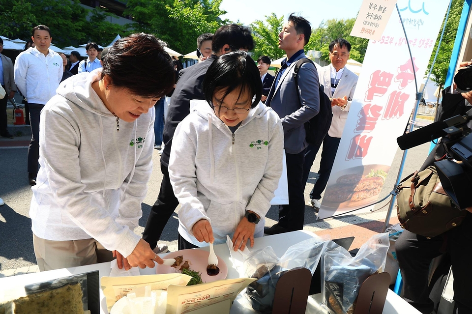 송미령 농림축산식품부 장관이 5월 1일 중소벤처기업부 한성숙 장관과 함께 생산자와 소비자가 상생하는 '동행축제(4.11~5.10, 안성 스타필드)' 행사장을 방문하고 있다.