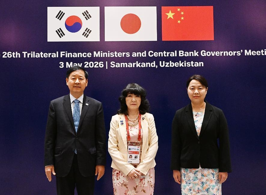  ASEAN+3 재무장관회의 및 아시아개발은행(ADB) 연차총회 참석차 우즈베키스탄 사마라칸트를 방문중인 구윤철 부총리 겸 재정경제부 장관이 5월 3일(현지 시간) 힐튼호텔에서 열린 '한·중·일 재무장관회의' 회의 시작에 앞서 가타야마 사쓰키 일본 재무장관, 장 준홍 중국 재정부장조리와 기념사진을 찍고 있다.