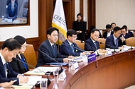 배경훈 부총리 겸 과학기술정보통신부 장관이 4월 30일 서울 종로구 정부서울청사 본관 영상회의실에서 '제8회 과학기술관계장관회의' 를 주재하고 있다.