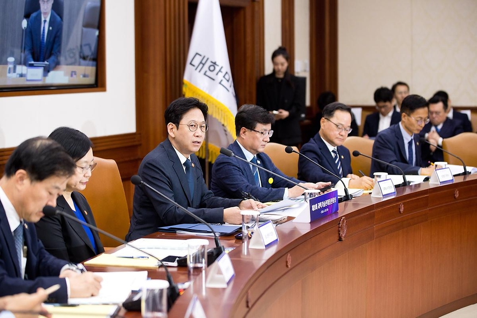배경훈 부총리 겸 과학기술정보통신부 장관이 4월 30일 서울 종로구 정부서울청사 본관 영상회의실에서 '제8회 과학기술관계장관회의' 를 주재하고 있다.