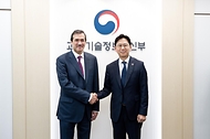 배경훈 부총리 겸 과학기술정보통신부 장관이 4월 30일 서울 종로구 정부서울청사에서 아흐메드 빈 모하메드 알-사예드(Ahmed bin Mohammed Al-Sayed) 카타르 통상담당 국무장관을 만나 인공지능 분야 협력 확대방안을 논의하고 있다.