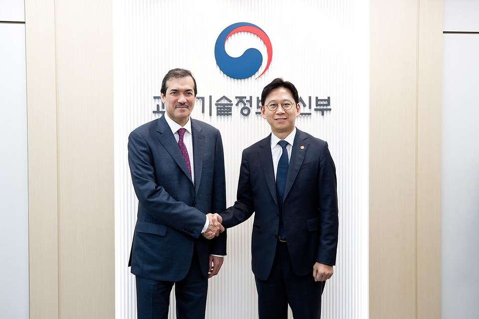 배경훈 부총리 겸 과학기술정보통신부 장관이 4월 30일 서울 종로구 정부서울청사에서 아흐메드 빈 모하메드 알-사예드(Ahmed bin Mohammed Al-Sayed) 카타르 통상담당 국무장관을 만나 인공지능 분야 협력 확대방안을 논의하고 있다.