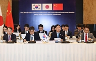 ASEAN+3 재무장관회의 및 아시아개발은행(ADB) 연차총회 참석차 우즈베키스탄 사마라칸트를 방문중인 구윤철 부총리 겸 재정경제부 장관이 5월 3일(현지 시간) 힐튼호텔에서 열린 '한·중·일 재무장관회의'에 참석, 개회사 및 모두발언을 하고 있다.
