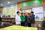 송미령 농림축산식품부 장관이 5월 3일 산림청장과 함께 동서트레일 12구간 노선관리 상태와 편의시설 등 점검 및 12구간의 출발점인 농촌체험휴양마을 오서산상담마을 체험프로그램과 숙박시설 등을 점검하고 있다.