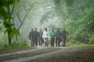 송미령 농림축산식품부 장관과 박은식 산림청장이 5월 3일 충남 홍성군 동서트레일 12구간 약 2.4km를 직접 걸으며 트레킹 노선 관리 상태와 이용 안전 편의 시설 등을 점검하고 있다.