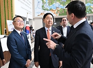한·중·일 재무장관회의, ASEAN+3 재무장관회의 및 아시아개발은행(ADB) 연차총회 참석차 우즈베키스탄을 방문 중인 구윤철 부총리 겸 재정경제부 장관이 5월 2일(현지 시간) 보건분야 대외경제협력기금(EDCF) 협력사업인 우즈벡 국립아동병원을 방문, 잠시드 호자예프 우즈벡 부총리의 설명을 듣고 있다.