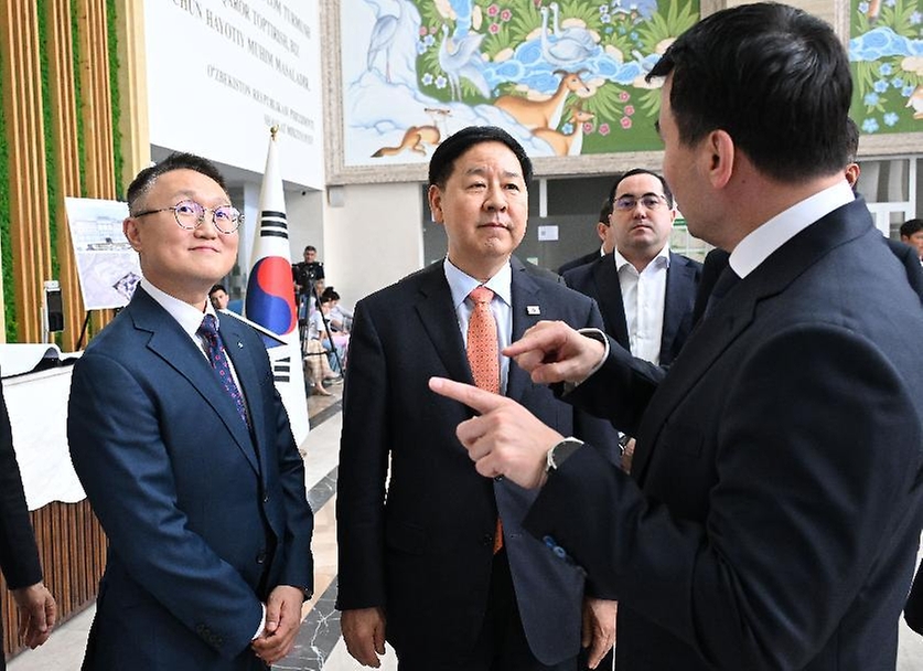한·중·일 재무장관회의, ASEAN+3 재무장관회의 및 아시아개발은행(ADB) 연차총회 참석차 우즈베키스탄을 방문 중인 구윤철 부총리 겸 재정경제부 장관이 5월 2일(현지 시간) 보건분야 대외경제협력기금(EDCF) 협력사업인 우즈벡 국립아동병원을 방문, 잠시드 호자예프 우즈벡 부총리의 설명을 듣고 있다.