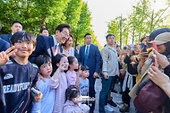이재명 대통령과 김혜경 여사가 5월 5일 서울 광진구 어린이대공원을 방문해 어린이들과 기념촬영을 하고 있다. 