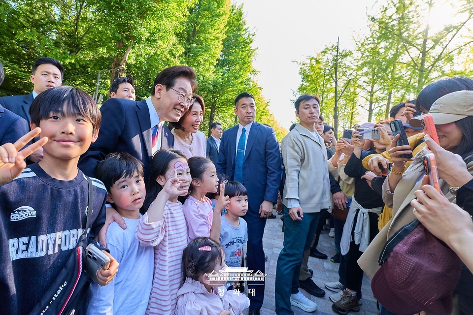이재명 대통령과 김혜경 여사가 5월 5일 서울 광진구 어린이대공원을 방문해 어린이들과 기념촬영을 하고 있다. 