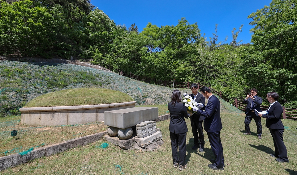 권오을 국가보훈부 장관이 서울 수유 국가관리묘역 독립유공자 묘소 현장방문을 위해 5월 5일 서울시 강북구 수유동 국가관리묘역에 위치한 신하균 선생 묘소를 들려 헌화 후 살펴보고 있다.