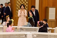 이재명 대통령과 김혜경 여사가 5월 5일 청와대에서 열린 '2026년 제104회 어린이날 청와대 초청행사'에서 어린이들을 맞이하고 있다.