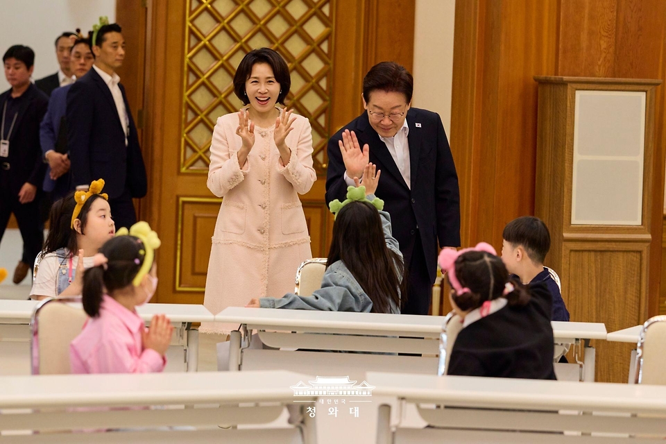 이재명 대통령과 김혜경 여사가 5월 5일 청와대에서 열린 '2026년 제104회 어린이날 청와대 초청행사'에서 어린이들을 맞이하고 있다.