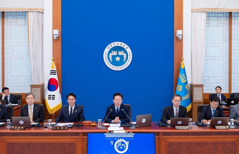 이재명 대통령이 5월 6일 청와대에서 열린 국무회의 겸 비상경제점검회의에서 발언하고 있다.