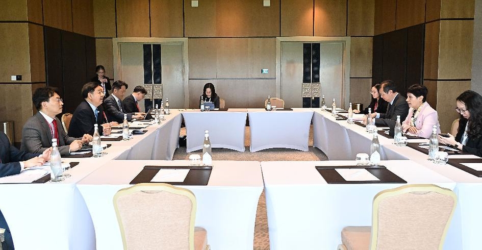 한·중·일 재무장관회의, ASEAN+3 재무장관회의 및 아시아개발은행(ADB) 연차총회 참석차 우즈베키스탄 사마라칸트를 방문 중인 구윤철 부총리 겸 재정경제부 장관이 5월 3일(현지시간) 실크로드 호텔에서 인드라니 라자 싱가포르 재무부 제2장관과 면담을 하고 있다.