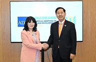 한·중·일 재무장관회의, ASEAN+3 재무장관회의 및 아시아개발은행(ADB) 연차총회 참석차 우즈베키스탄 사마라칸트를 방문 중인 구윤철 부총리 겸 재정경제부 장관이 5월 4일(현지 시간) 엑스포에서 가타야마 사쓰키 일본 재무장관과 면담에 앞서 악수하며 기념사진을 찍고 있다.