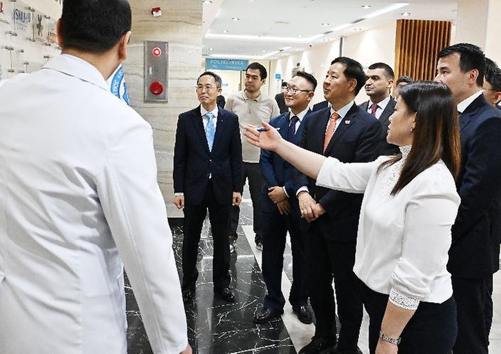 한·중·일 재무장관회의, ASEAN+3 재무장관회의 및 아시아개발은행(ADB) 연차총회 참석차 우즈베키스탄을 방문 중인 구윤철 부총리 겸 재정경제부 장관이 5월 2일(현지 시간) 보건분야 대외경제협력기금(EDCF) 협력사업인 우즈벡 국립아동병원을 시찰하며 관계자의 설명을 듣고 있다.