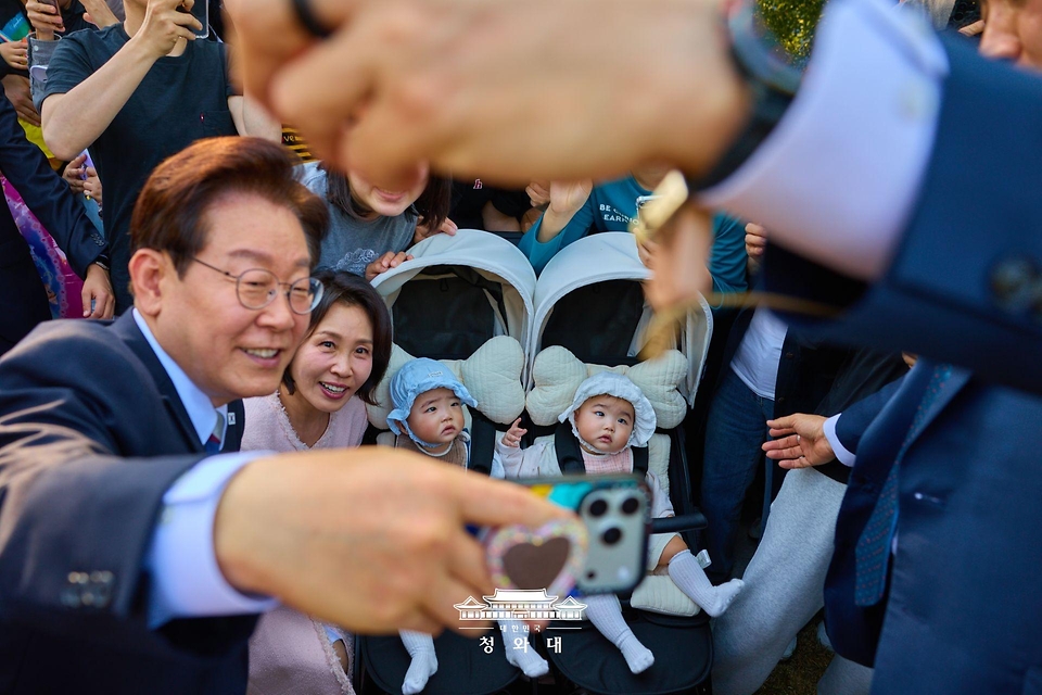 이재명 대통령과 김혜경 여사가 5월 5일 서울 광진구 어린이대공원을 방문해 어린이들과 기념촬영을 하고 있다. 