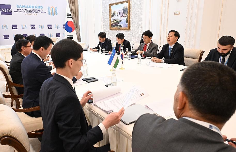 한·중·일 재무장관회의, ASEAN+3 재무장관회의 및 아시아개발은행(ADB) 연차총회 참석차 우즈베키스탄 사마라칸트를 방문 중인 구윤철 부총리 겸 재정경제부 장관이 5월 3일(현지 시간) 콘글래스센터에서 잠시드 호자예프 우즈벡 부총리와 쿠츠카로프 호자예프 우즈벡 부총리와 면담을 하고 있다.