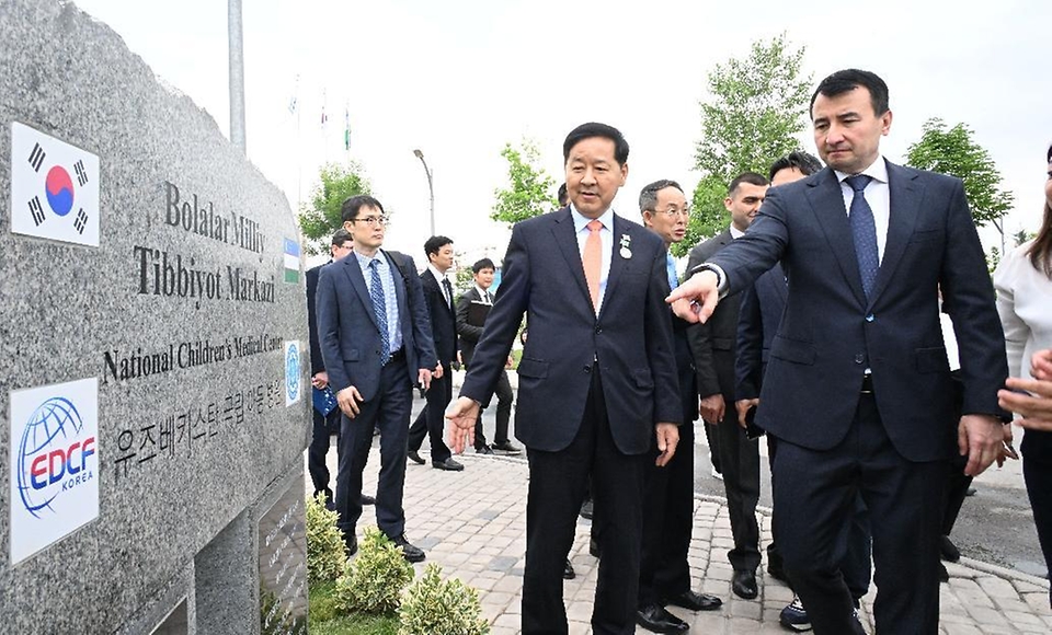 한·중·일 재무장관회의, ASEAN+3 재무장관회의 및 아시아개발은행(ADB) 연차총회 참석차 우즈베키스탄을 방문 중인 구윤철 부총리 겸 재정경제부 장관이 5월 2일(현지 시간) 보건분야 대외경제협력기금(EDCF) 협력사업인 우즈벡 국립아동병원을 방문, 병원 정문 EDCF 표지석에서 잠시드 호자예프 우즈벡 부총리와 대화를 하고 있다.