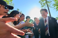 이재명 대통령과 김혜경 여사가 5월 5일 서울 광진구 어린이대공원을 방문해 관람객들과 인사하고 있다.