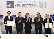 한·중·일 재무장관회의, ASEAN+3 재무장관회의 및 아시아개발은행(ADB) 연차총회 참석차 우즈베키스탄 사마라칸트를 방문 중인 구윤철 부총리 겸 재정경제부 장관이 5월 3일(현지 시간) 콘글래스센터에서 잠시드 호자예프 우즈벡 부총리와 쿠츠카로프 호자예프 우즈벡 부총리와 면담 후 한국수출입은행-우즈베키스탄 투자산업무역부 간 전략적 파트너십 강화에 대한 MOU에 배석해 기념사진을 찍고 있다.