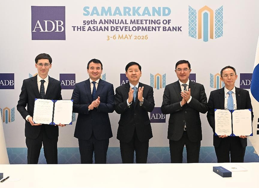 한·중·일 재무장관회의, ASEAN+3 재무장관회의 및 아시아개발은행(ADB) 연차총회 참석차 우즈베키스탄 사마라칸트를 방문 중인 구윤철 부총리 겸 재정경제부 장관이 5월 3일(현지 시간) 콘글래스센터에서 잠시드 호자예프 우즈벡 부총리와 쿠츠카로프 호자예프 우즈벡 부총리와 면담 후 한국수출입은행-우즈베키스탄 투자산업무역부 간 전략적 파트너십 강화에 대한 MOU에 배석해 기념사진을 찍고 있다.