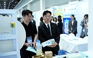 김영훈 고용노동부 장관이 관계 부처(재정경제부·교육부·행정안전부·산업통상부·보건복지부·중소벤처기업부·국세청) 및 한국경제인협회와 4월 29일 서울 양재 aT센터 '2026 대한민국 상생 채용박람회' 현장에서 "내일의 꿈, 오늘 청년에게 듣다"를 주제로 '민관합동 청년뉴딜 보고회'를 개최하고 있다.