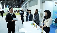 김영훈 고용노동부 장관이 관계 부처(재정경제부·교육부·행정안전부·산업통상부·보건복지부·중소벤처기업부·국세청) 및 한국경제인협회와 4월 29일 서울 양재 aT센터 '2026 대한민국 상생 채용박람회' 현장에서 "내일의 꿈, 오늘 청년에게 듣다"를 주제로 '민관합동 청년뉴딜 보고회'를 개최하고 있다.