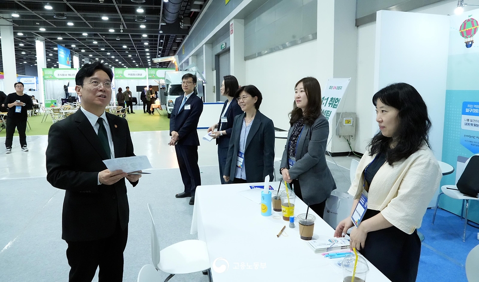 김영훈 고용노동부 장관이 관계 부처(재정경제부·교육부·행정안전부·산업통상부·보건복지부·중소벤처기업부·국세청) 및 한국경제인협회와 4월 29일 서울 양재 aT센터 '2026 대한민국 상생 채용박람회' 현장에서 "내일의 꿈, 오늘 청년에게 듣다"를 주제로 '민관합동 청년뉴딜 보고회'를 개최하고 있다.