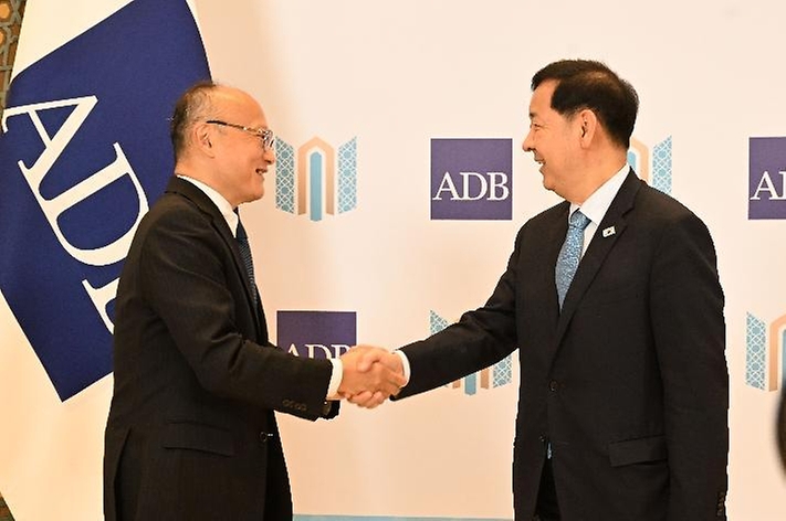 한·중·일 재무장관회의, ASEAN+3 재무장관회의 및 아시아개발은행(ADB) 연차총회 참석차 우즈베키스탄 사마라칸트를 방문 중인 구윤철 부총리 겸 재정경제부 장관이 5월 3일(현지 시간) 콘글래서센터에서 칸다 마사토 아시아개발은행(ADB) 총재와 면담에 앞서 악수하며 인사를 하고 있다.