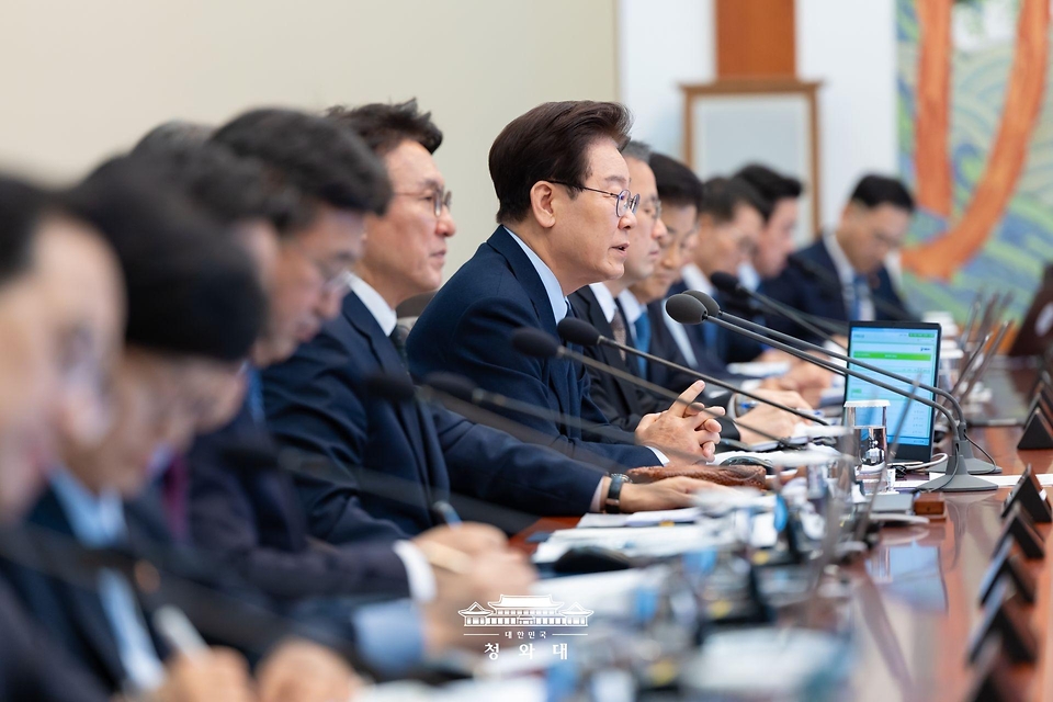 이재명 대통령이 5월 6일 청와대에서 국무회의 겸 비상경제점검회의를 주재하고 있다.