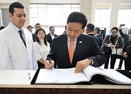 한·중·일 재무장관회의, ASEAN+3 재무장관회의 및 아시아개발은행(ADB) 연차총회 참석차 우즈베키스탄을 방문 중인 구윤철 부총리 겸 재정경제부 장관이 5월 2일(현지 시간) 보건분야 대외경제협력기금(EDCF) 협력사업인 우즈벡 국립아동병원을 방문, 방명록에 서명을 하고 있다.