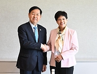 한·중·일 재무장관회의, ASEAN+3 재무장관회의 및 아시아개발은행(ADB) 연차총회 참석차 우즈베키스탄 사마라칸트를 방문 중인 구윤철 부총리 겸 재정경제부 장관이 5월 3일(현지시간) 실크로드 호텔에서 인드라니 라자 싱가포르 재무부 제2장관과 면담에 앞서 악수하며 기념사진을 찍고 있다.